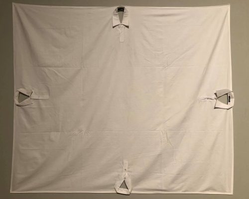 la camicia bianca decostruita.